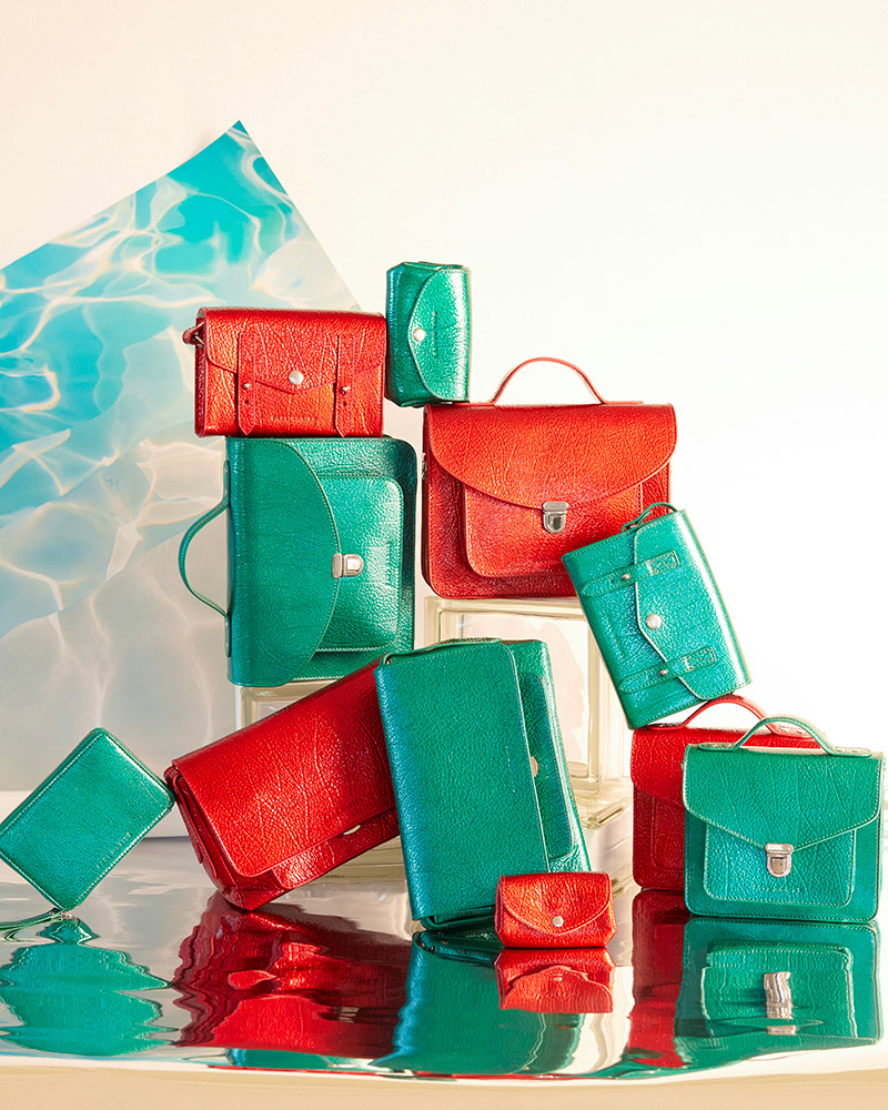 Sac en cuir verni rouge et bleu