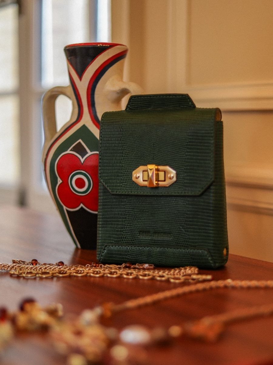 Foto-Ansicht-Tragen-Handytasche-Leder-grün-Agathe-1960-Paul-Marius-M70-L-DG