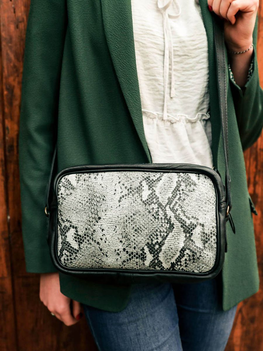 Foto-Rückansicht-Ledertasche-für-Damen-Schwarz-Weiß-Der-Freche-Leopard-Python-Schwarz-Weiß-Paul-Marius-w22-p-b-w