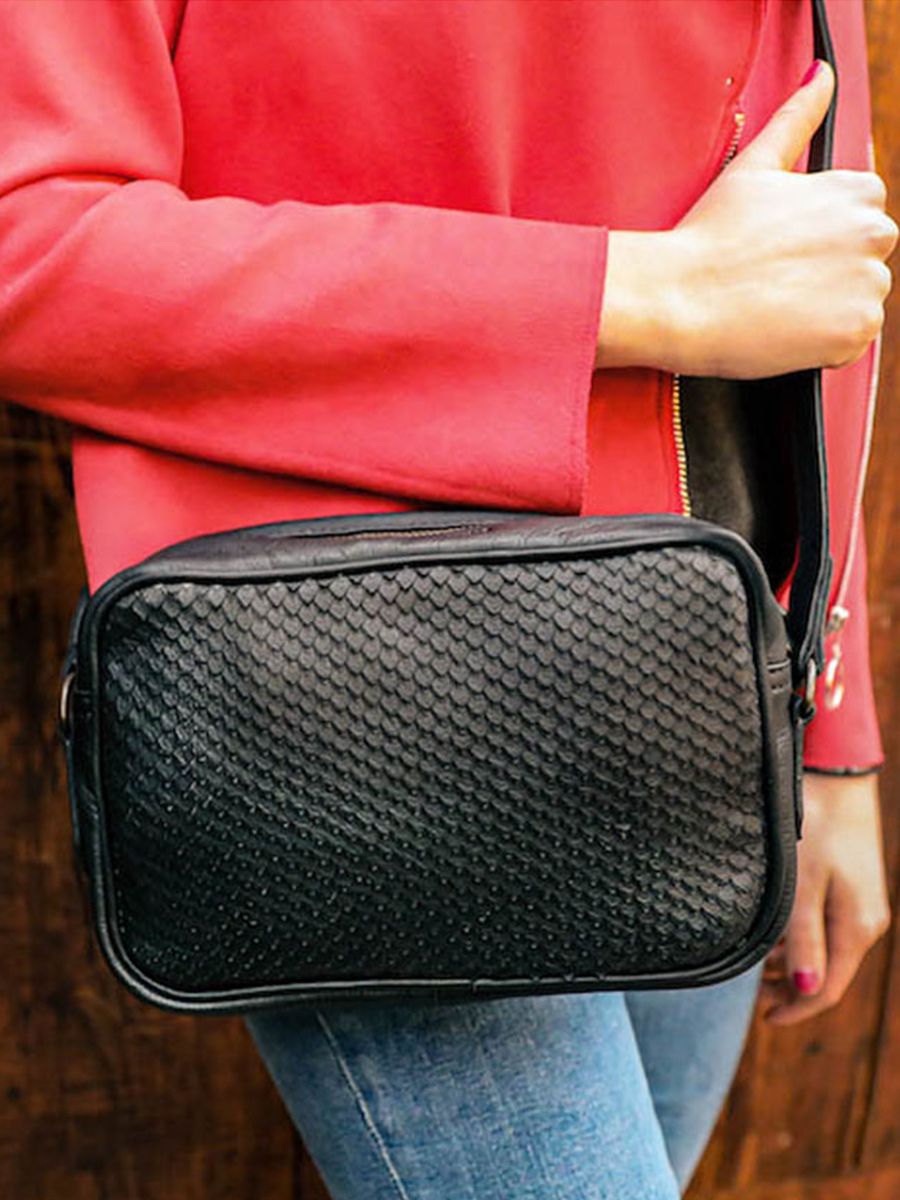 Foto-Ansicht-von-der-Seite-Ledertasche-für-Damen-schwarz-limpertinent-schuppen-schwarz-paul-marius-w22-e-b