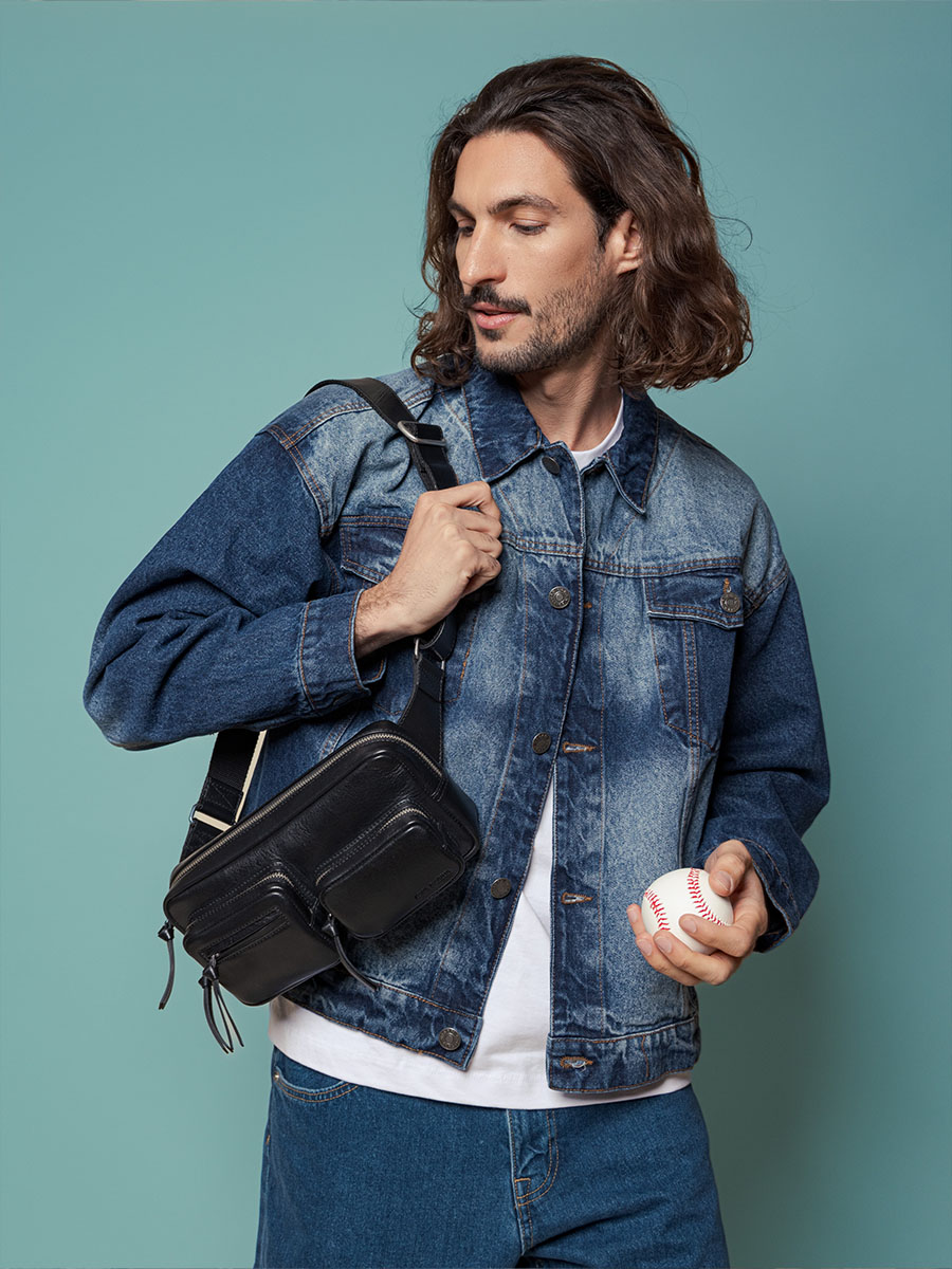 Leder-Gürteltasche-LaBanane-90er-Jahre-schwarz-Ansicht-mit-Träger-M86-B