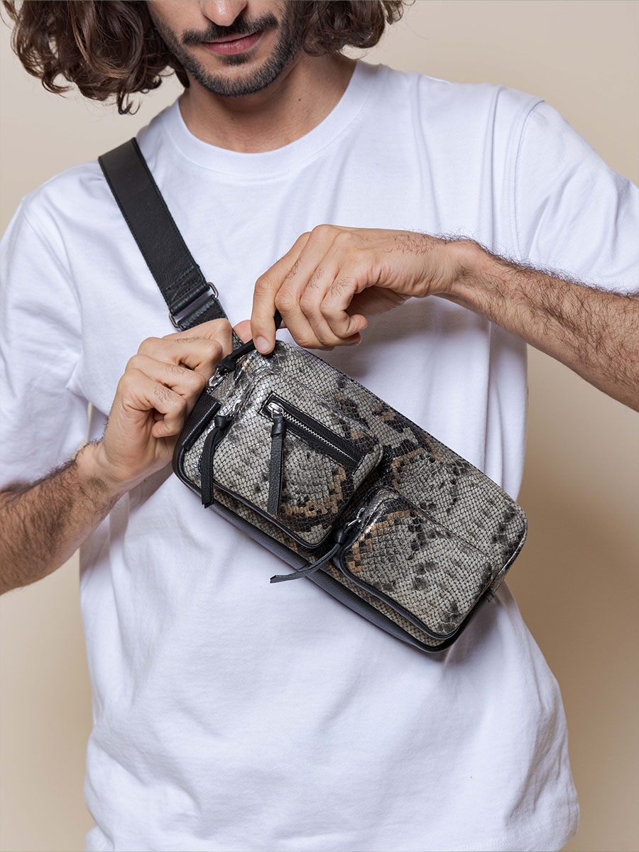 Gürteltasche aus Pythonleder in Grau und Schwarz LaBanane 90s Python, Ansicht von vorne, M86 P GRE-B