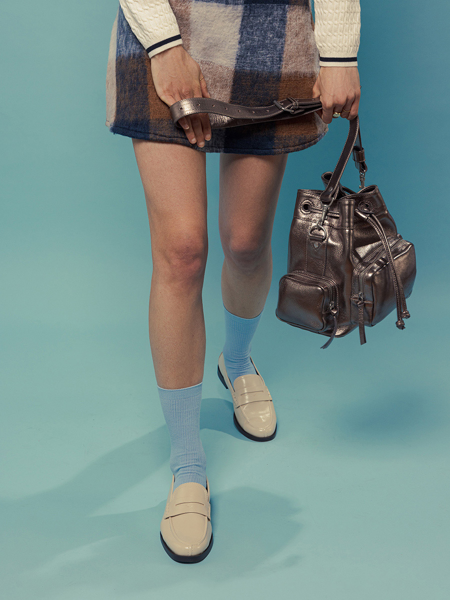 Beuteltasche aus silbernem Leder, LeSeau, 90er Jahre, Stahl, Ansicht von vorne, W57 B