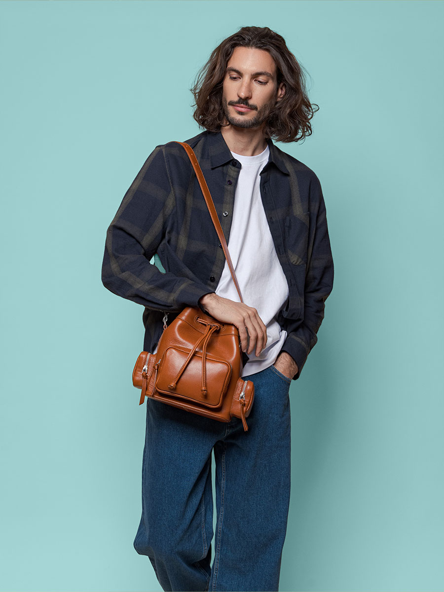 Beuteltasche aus braunem Leder von LeSeau aus den 90er Jahren in Cognac mit Blick auf die Rückseite W57 CO