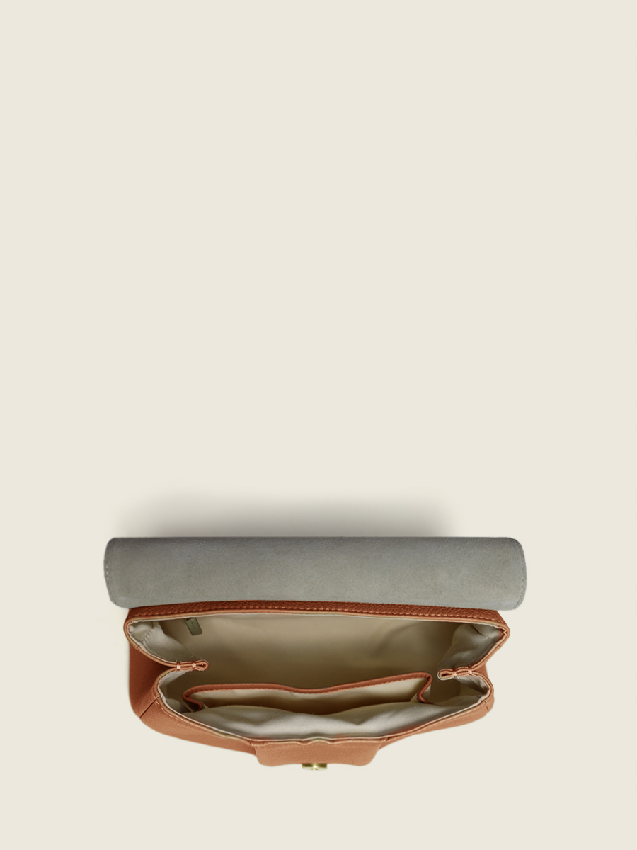 Foto-Rückansicht-Umhängetasche-braunes Leder-Suzon M-Art Déco-Caramel-Paul Marius-W25M-AD-CA