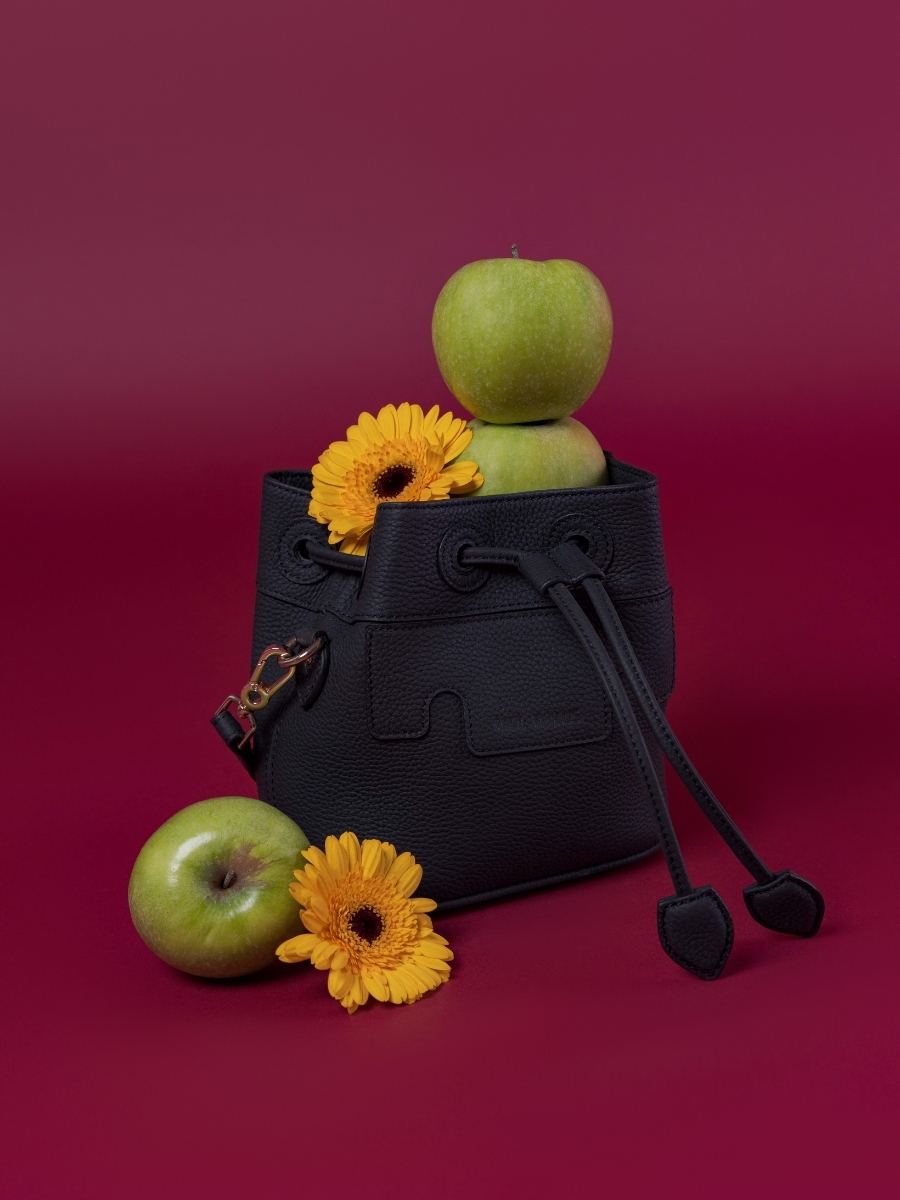 Mini-Beuteltasche aus Leder Capucine XS schwarz-anthrazit mit Zoom-Ansicht des Materials W39XS BM B