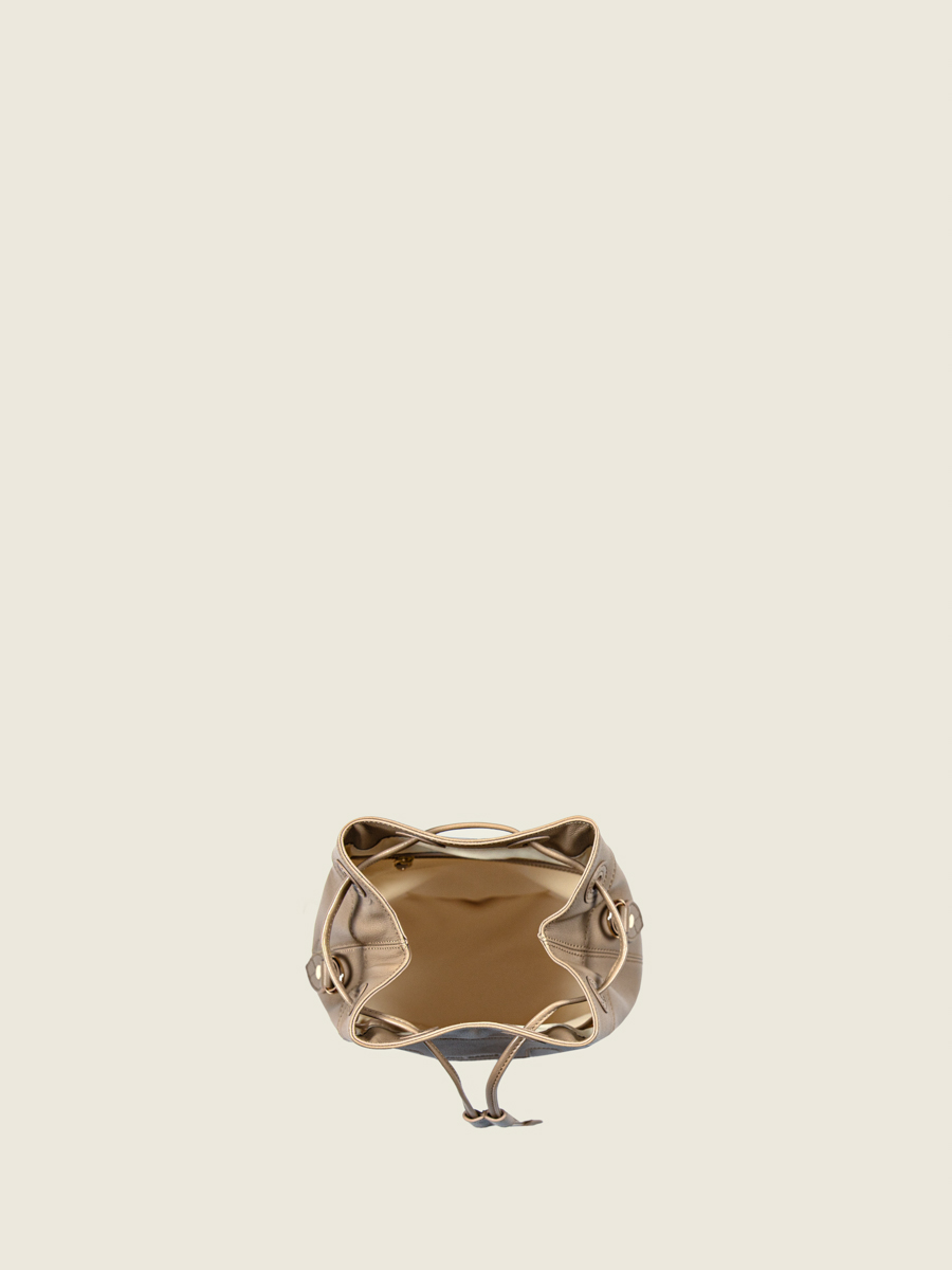 mini-beuteltasche-leder-capucine-xs-taupe-ansicht-getragen-w39xs-bei