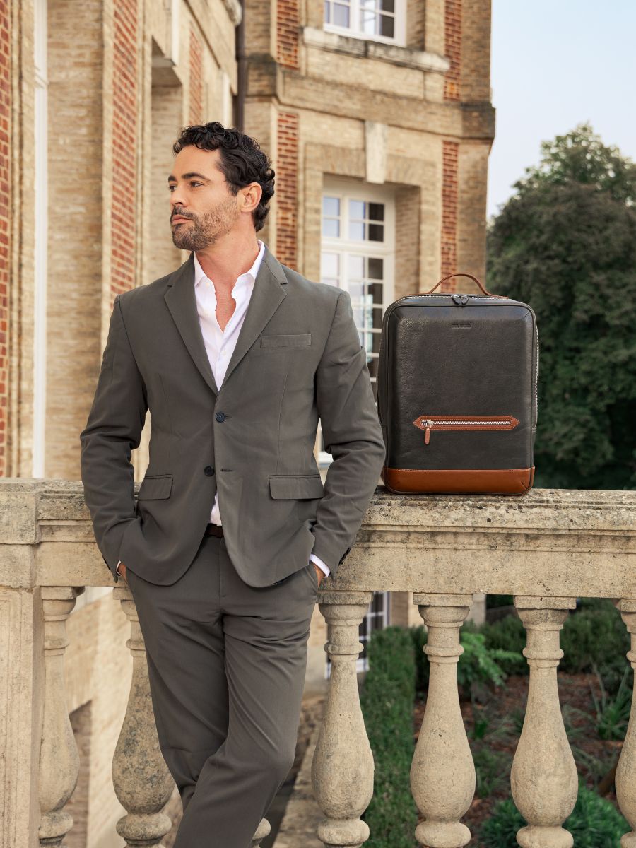 Fotoansicht-Tragetasche-Rucksack-Leder-grün-braun-la-suite-charles-grün-englisches-naturleder-paul-marius-b11-gr-l