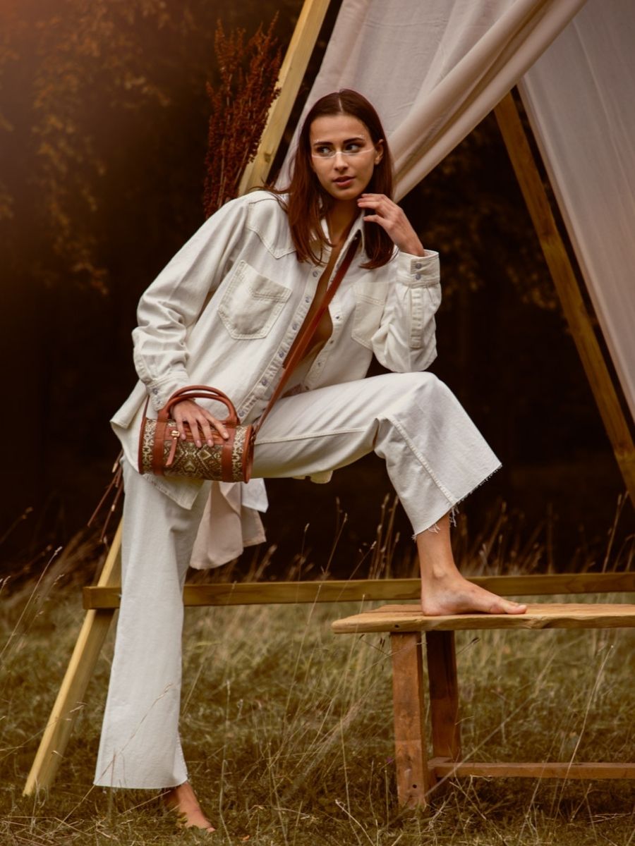 Fotoansicht-Tragegurt-Umhängetasche-Leder-mehrfarbig-Charlie-Esperanza-Paul-Marius-W30-MEX