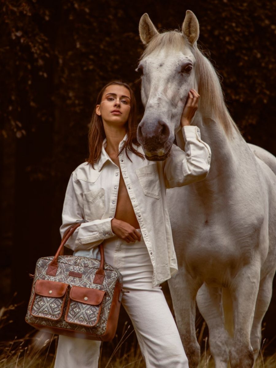 Fotoansicht-Vorderseite-Umhängetasche-Leder-mehrfarbig-ledandy-esperanza-paul-marius-w04-mex