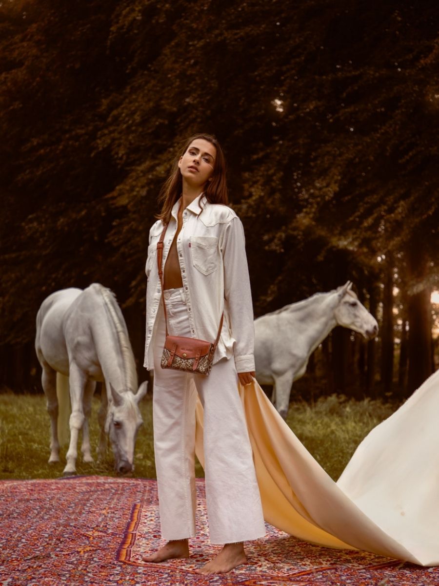 Fotoansicht-Mini-Umhängetasche aus Leder in Metallic-Violett LE MINI INSPENSABLE Esperanza Paul Marius W08S MEX