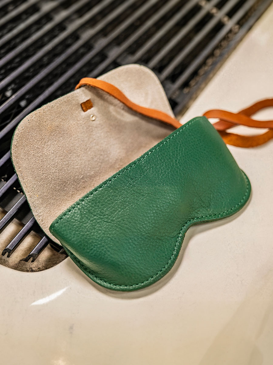 Fotoansicht Innenansicht Brillenetui aus grünem Leder Brillenetui Le Mans Classic Paul Marius M49 LEMANS DG