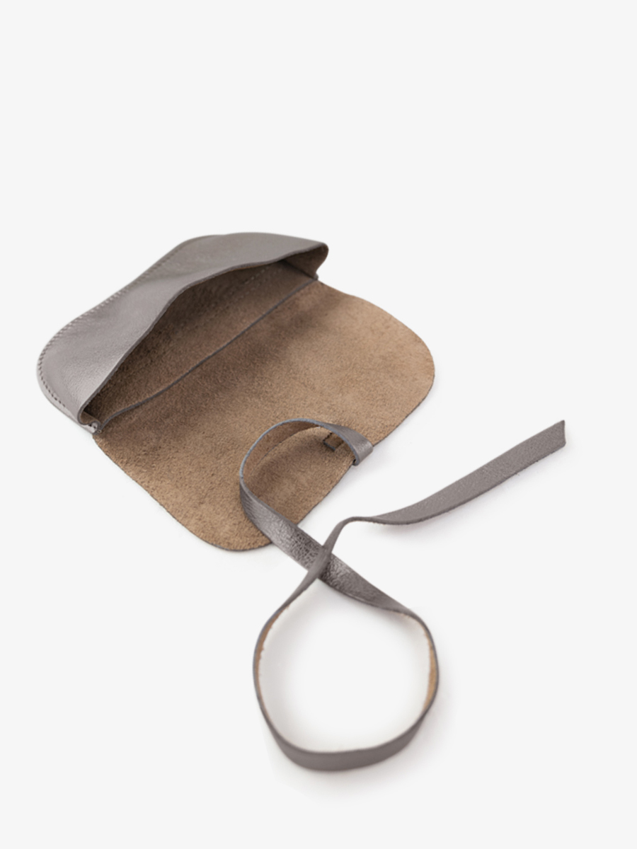 Fotoansicht-Seite-Brillenetui-silberfarbenes-Leder-Brillenetui-Stahl-Paul-Marius-M49-GM