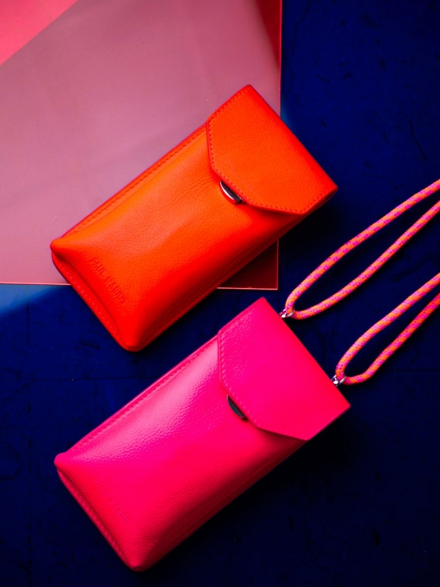 Fotoansicht-Tragen-Handytasche-Leder-orange-Eva-Neon-orange-Paul-Marius-M71-NE-O