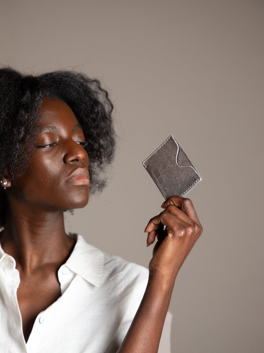 Fotoansicht-silberner-leder-kartenhalter-leporte-cartes-gabin-stahl-paul-marius-m55-gm