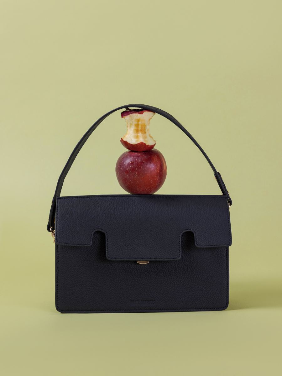 leder-baguette-tasche-gabrielle-schwarz-anthrazit-ansicht-zoom-material-w42-bm-b