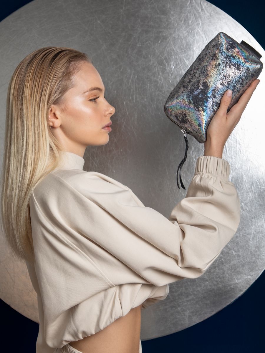 Fotoansicht-Holografische-Leder-Clutch-Adele-Galaxie-Paul-Marius-M500-GAL