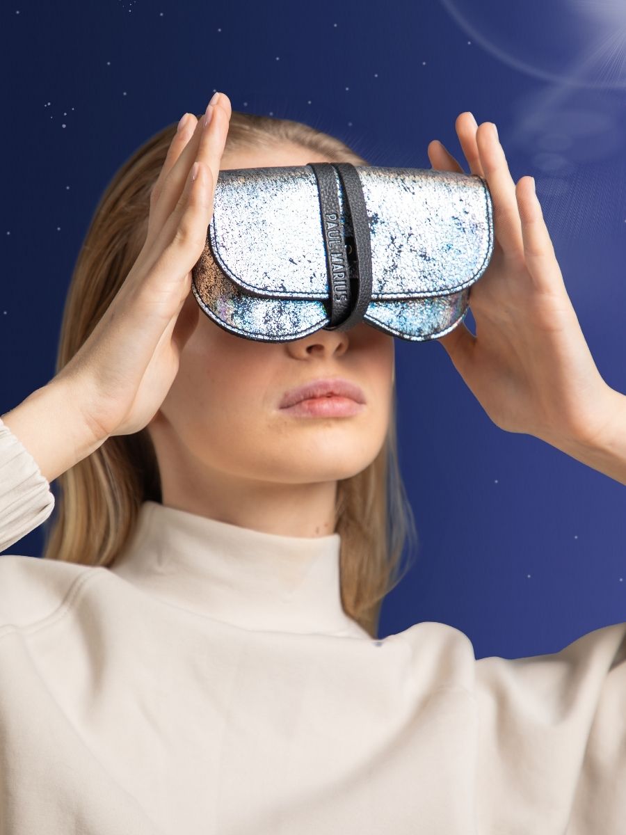 Fotoansicht-Vorderseite-Brillenetui-holographisch-Brillenetui-Galaxie-Paul-Marius-M49-Gal