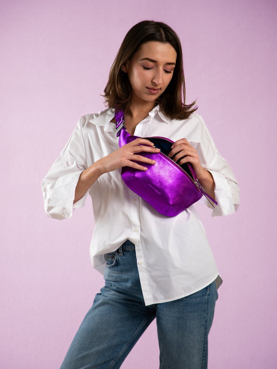 Fotoansicht-Tragefoto-Leder-Beltbag-violett-metallic-labanane-bonbon-paul-marius-m503-m-p