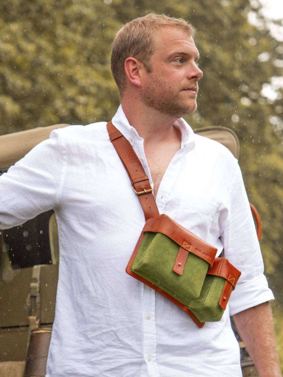 Fotoansicht-Dokumententasche-aus-braunem-Leder-kaki-LeColporteur-Nomade-Paul-Marius-M404-OCO-GR