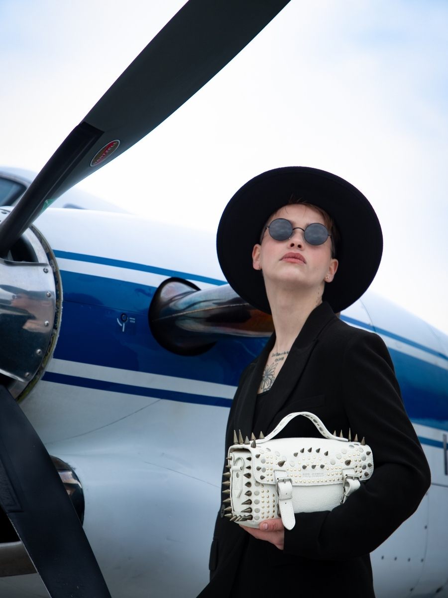 Fotoansicht-Umhängetasche-aus-weißem-Leder-lartisane-edition-noire-opus-paul-marius-p02-bed-op4-w