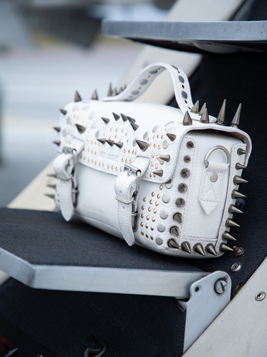 Fotoansicht-Zoom-Material-Umhängetasche-Leder-weiß-Lartisane-Edition-Noire-Opus-Paul-Marius-P02-Bed-Op4-W