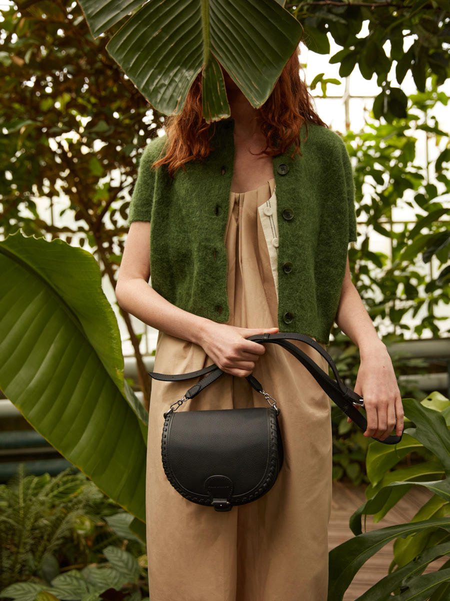 Umhängetasche aus Leder von LeBobo in Schwarz – Ansicht von vorne – W61S-B