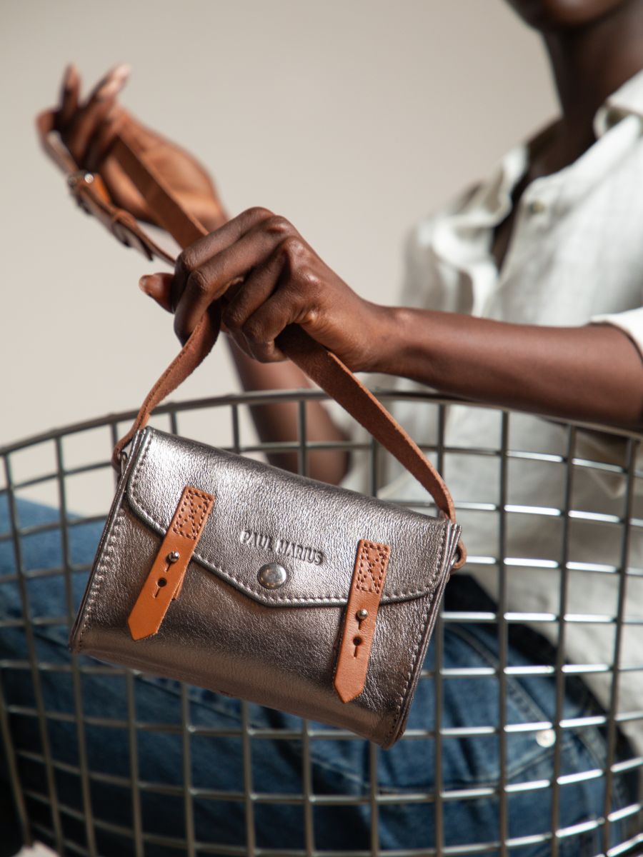 Foto-Zoom-Material-Umhängetasche-Leder-silberfarben-lindispensable-stahlfarben-paul-marius-w08-gm