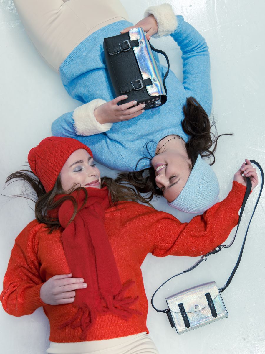 Umhängetasche LeMini Indispensable Givre holografisch schwarz Ansicht Zoom Material W08S GIV