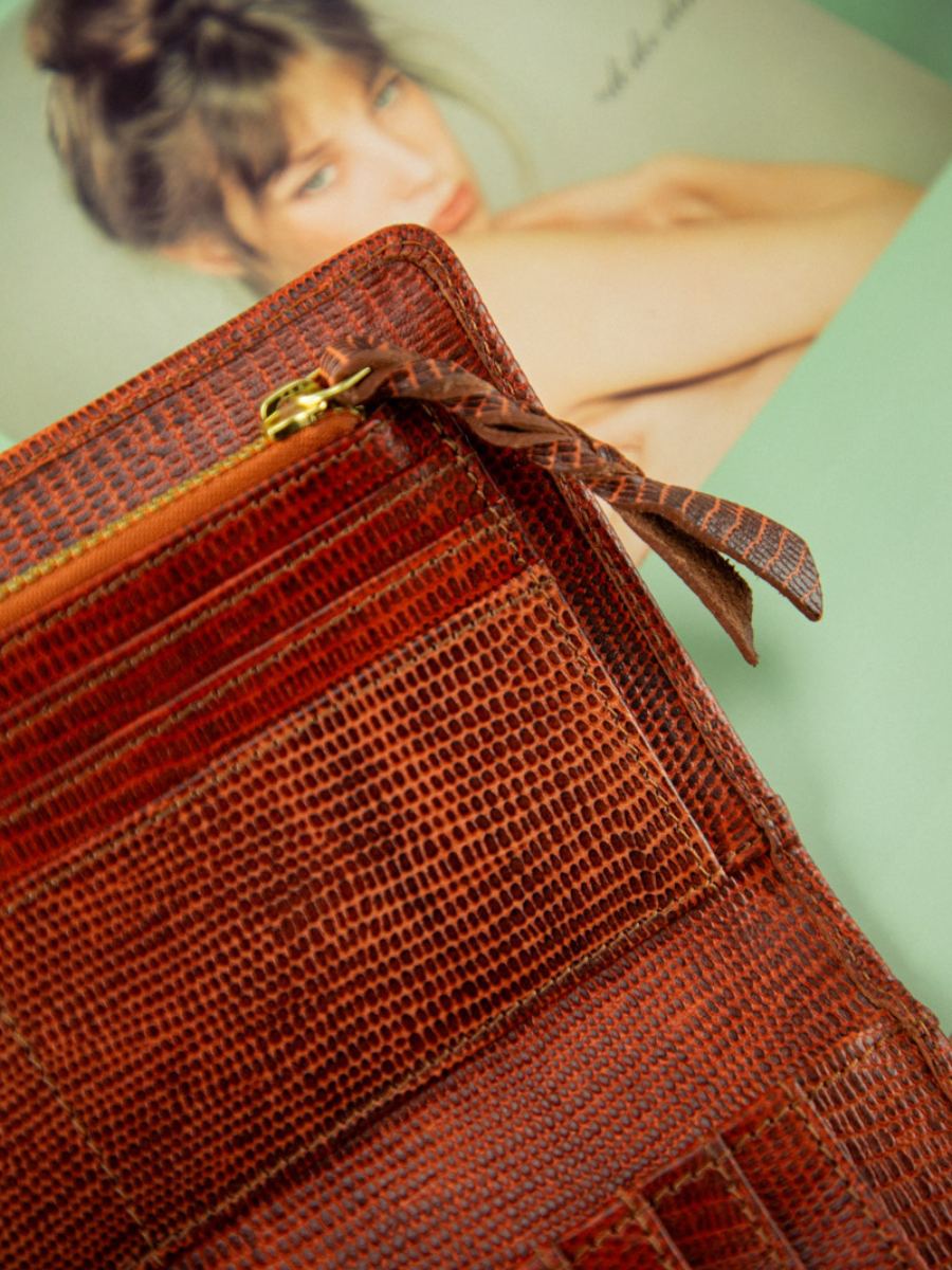 Fotoansicht-Tragegurt-Brieftasche aus braunem Leder LePortefeuille Charlotte N°2 1960 - Bernstein - PAUL MARIUS