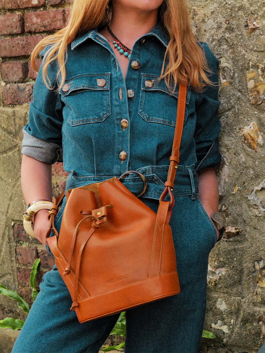 Foto-Tragetasche-Eimer-Tasche-braunes Leder-Damen-Aumoniere-Cognac-geölt-Paul-Marius-W102-OCO