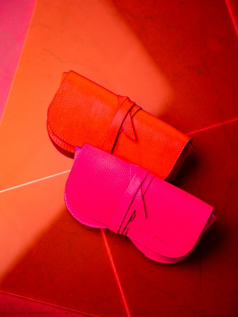 Foto-Vorderansicht-Brillenetui-aus-Leder-für-Damen-orange-L-Brillenetui-Neon-Paul-Marius-M49-NE-O