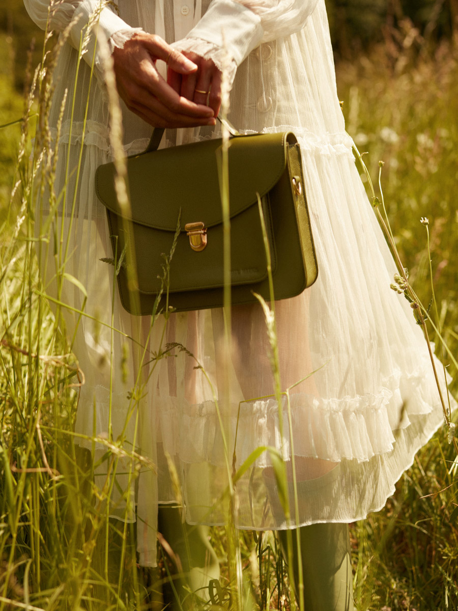 sac-bandouliere-cuir-mademoiselle-george-n2-vert-olive-vue-portee-w105-gr-o