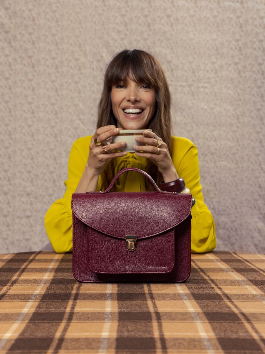 Umhängetasche aus Leder Mademoiselle George N2 in Purpur, Seitenansicht W105 P