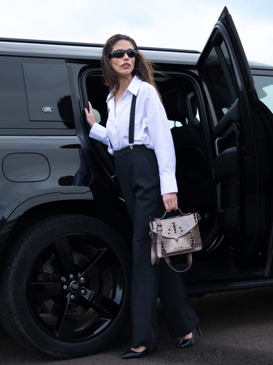 Fotoansicht-Tragegurt-Umhängetasche-silberfarbenes Leder-Mademoiselle George-Edition Noir-Opus Paul Marius-W05-BED-OP4-GM