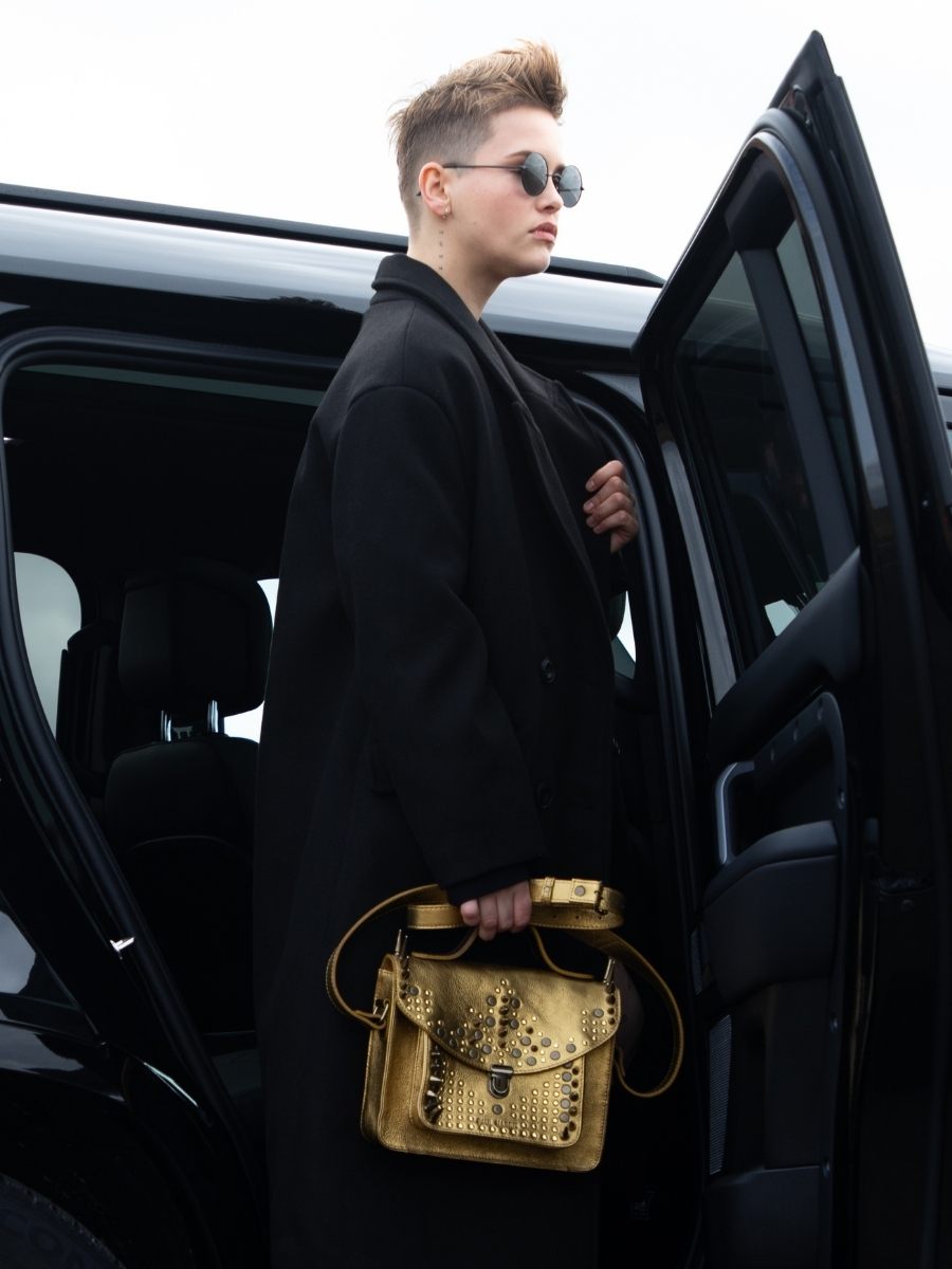 Fotoansicht-Tragegurt-Umhängetasche-goldenes Leder-Mademoiselle George-Edition Noire-Opus Paul Marius-W05 BED OP4 OG