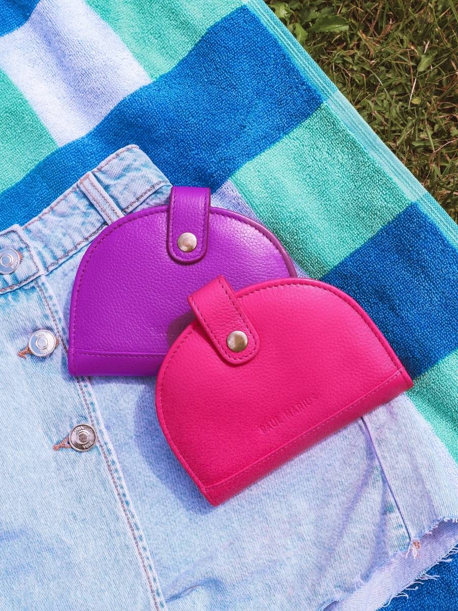 Foto-Tragegurt-Brieftasche-Leder-violett-LePortefeuille Manon Nr. 2 Sorbet Cassis - Paul Marius - M33 SB P