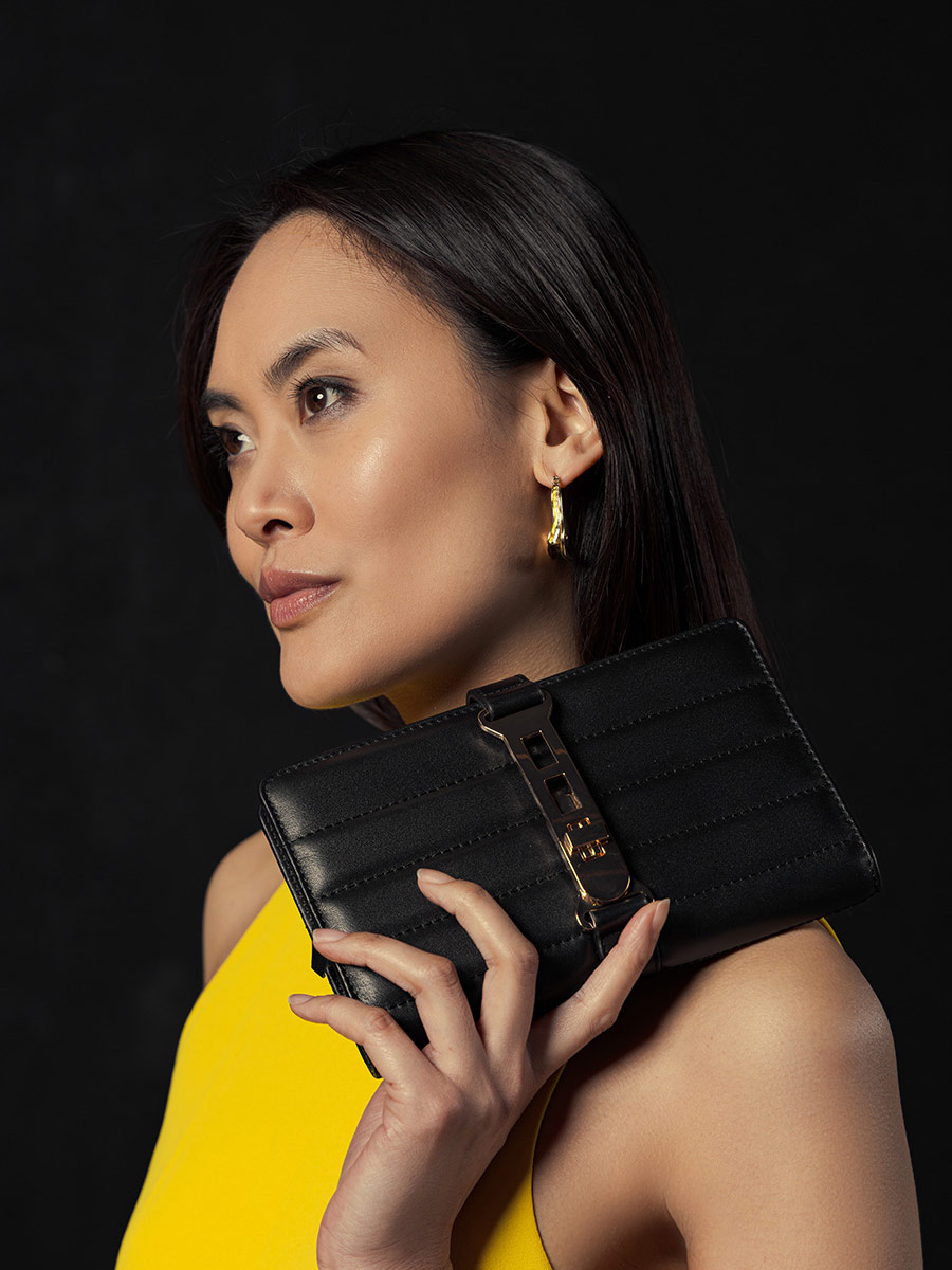 portefeuille-matelasse-gaspard-sellerie-noir-vue-portee-m78-mat-s-b