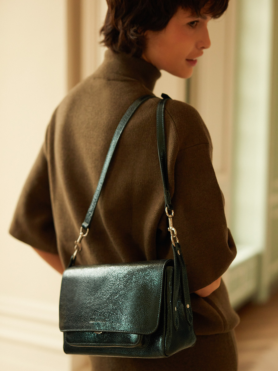 Umhängetasche aus glitzerndem grünem Leder Diane S Mitternacht Ansicht Zoom Material w35s m gr