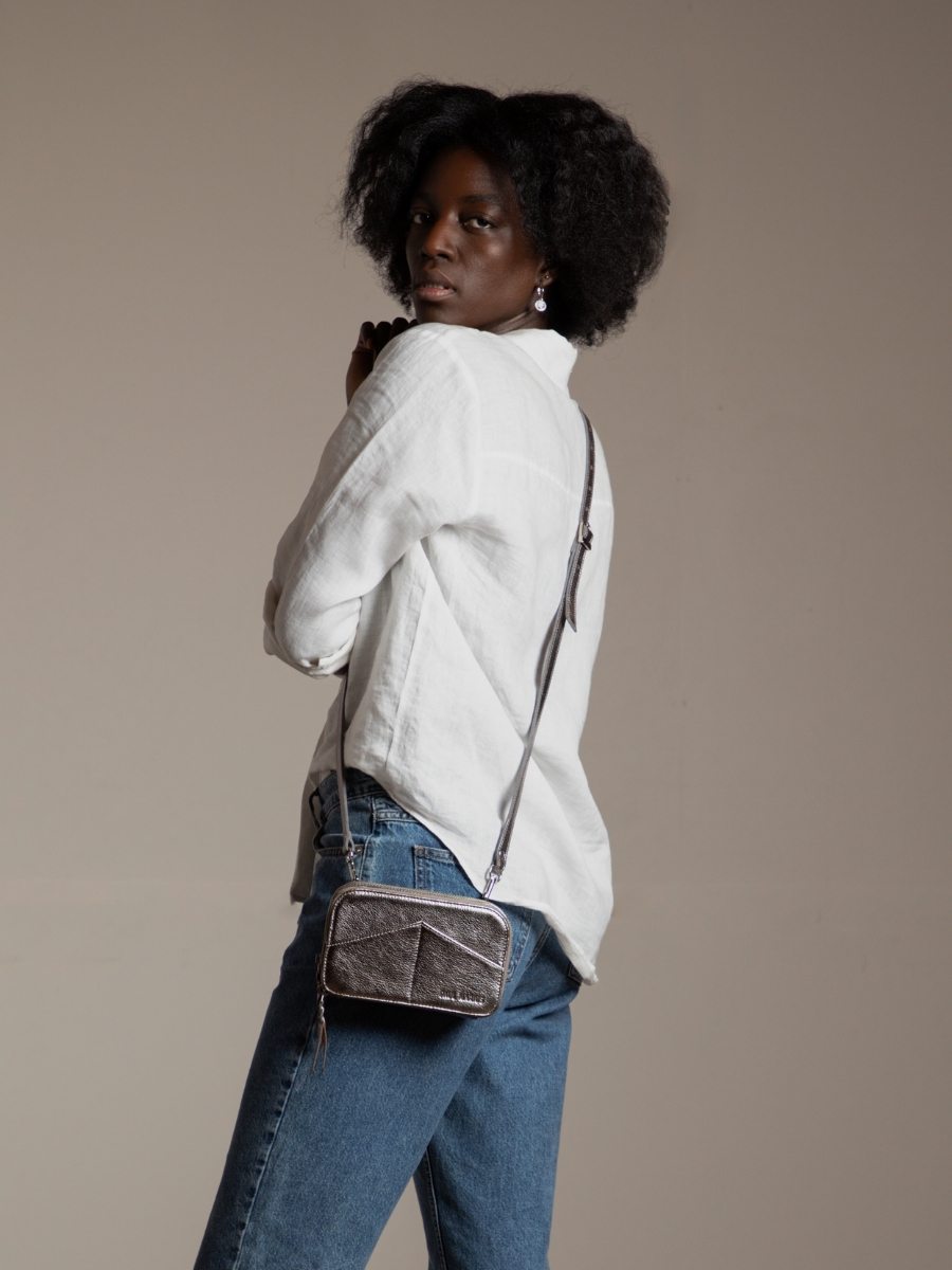 Foto-Tragetasche-Gürteltasche-Leder-Damen-silber-Paula-Stahl-Paul-Marius-M66-GM