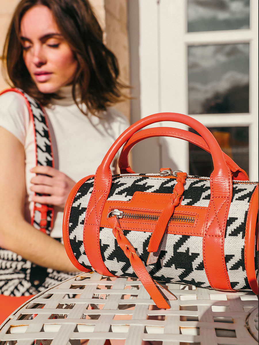 Fotoansicht: Handtasche aus orangefarbenem Leder Charlie Allure Orange von Paul Marius W30 HS2 O