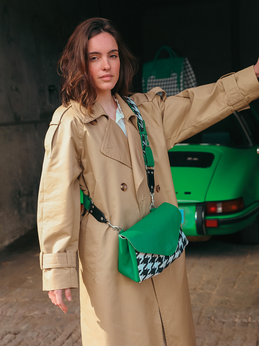 Fotoansicht Innenraum Umhängetasche aus Leder violett Suzon M Allure grün Paul Marius W25M HS2 GR