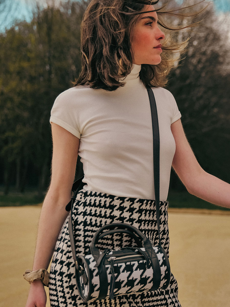 Fotoansicht-Tragegurt-Handtasche-Leder-schwarz-Charlie-Allure-schwarz-Paul-Marius-W30-HS2-B