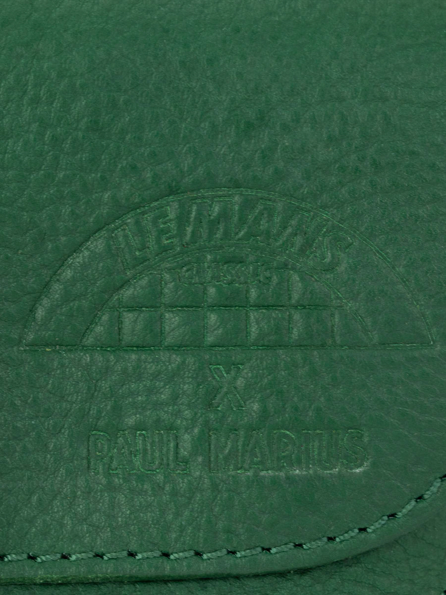 Foto-Rückansicht-Brillenetui-aus-Leder-grün-Brillenetui-Le-Mans-klassisch-Paul-Marius-M49-LEMANS-DG