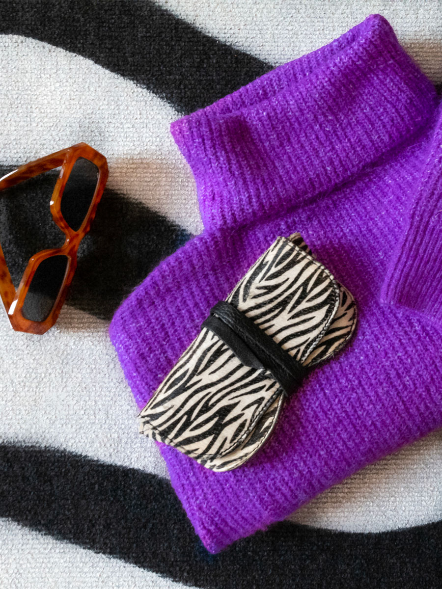 foto-mit-trage-etui-a-lunettes-cuir-femme-letui-a-lunettes-zebre-paul-marius-