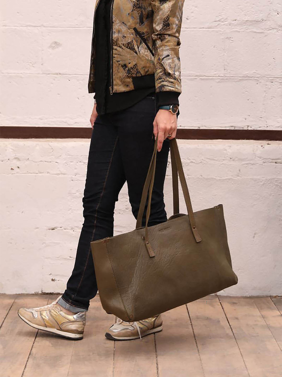 Foto-Rückansicht-Ledertasche-für-Damen-kaki-Leffronte-M-kaki-Paul-Marius-W12-K