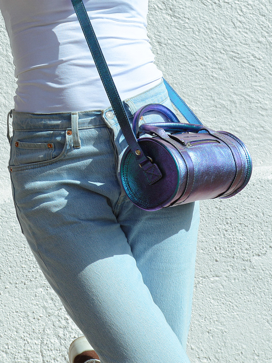 foto-handtasche-leder-blau-irisierend-damen-charlie-scarabee-paul-marius-w30-p-blu