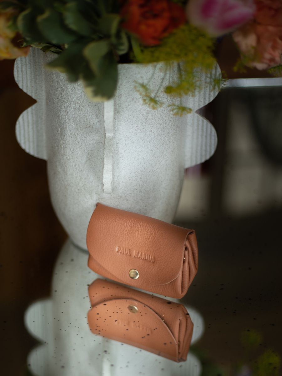 Foto-Rückansicht-Geldbörse-braunes Leder-LeGustave-Art-Déco-Karamell-Paul-Marius-CLP-AD-CA