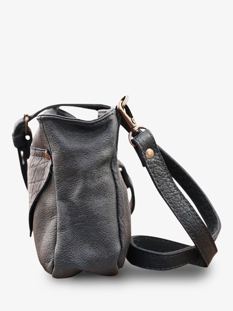 foto-seitenansicht-umhängetasche-leder-damen-blau-legavroche-blau-tinte-paul-marius-w06-db