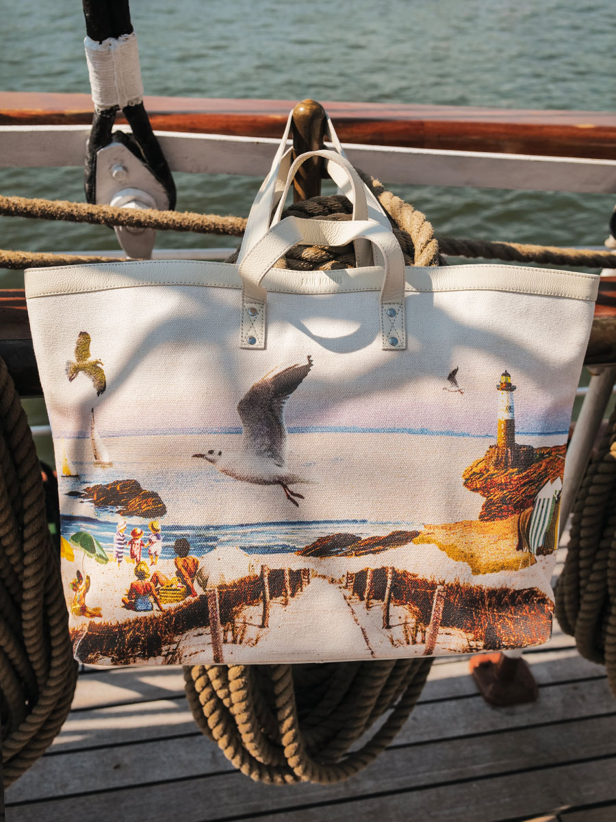 Fotoansicht: Tragetasche aus bedrucktem Leder mit Strandmotiv, Dune, Côte Ouest, Strand, Paul Marius, M25 CNV BEACH